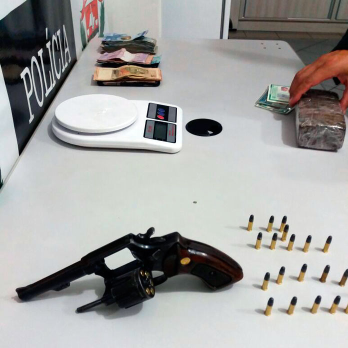 Revólver, maconha, balança de precisão, munições, celulares e dinheiro apreendidos (Foto: Polícia Militar)