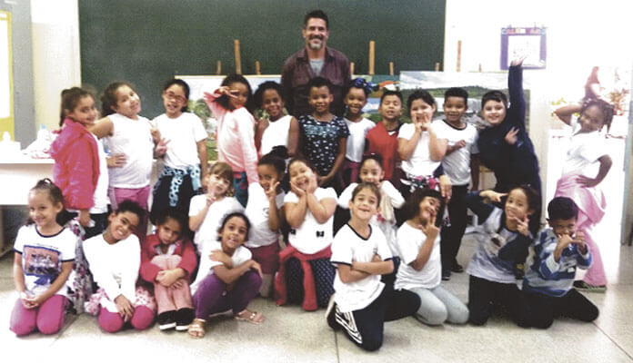  Marcos Cândido posa com os alunos do 1° ano “B”  (Foto: Escola Dulcídia)