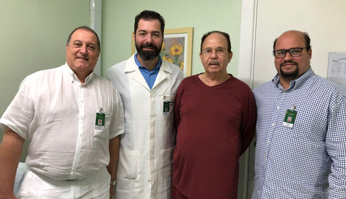 Da esquerda para direita: Dr. Luís, Dr. Alexander, Pr. Hécio e Dr. Marcelo durante alta médica de mais uma bem-sucedida cirurgia cardíaca com o coração do paciente batendo - realizada pelo HUL (Foto: Divulgação)