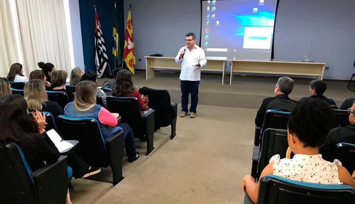 Prefeito Fábio Zuza discursa durante o evento; Casa Lar é um projeto muito importante para o município (Foto: Assessoria de Imprensa da PMI)