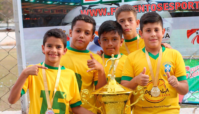 José, Kevyn, Caio, Ryan e Alisson, seguram o troféu de campeão (Foto: Arquivo Brasil Soccer)