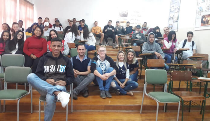  Profissionais falam com alunos da Escola Cesarino Borba (Foto: Assessoria de Imprensa da PMI)