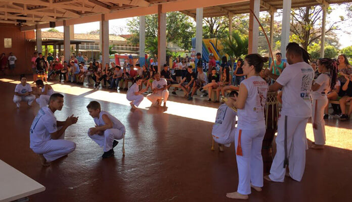 Alunos em apresentação na escola Cesarino Borba durante a Festa do Caldo de Cana (Foto: Assessoria de Imprensa da PMI)