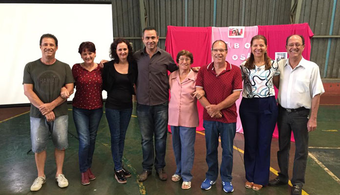  Outubro Rosa: Dona Deodina (quinta da esquerda p/ direita) fez uma poesia; família a acompanhou no evento (Foto: Assessoria de Imprensa da PMI)