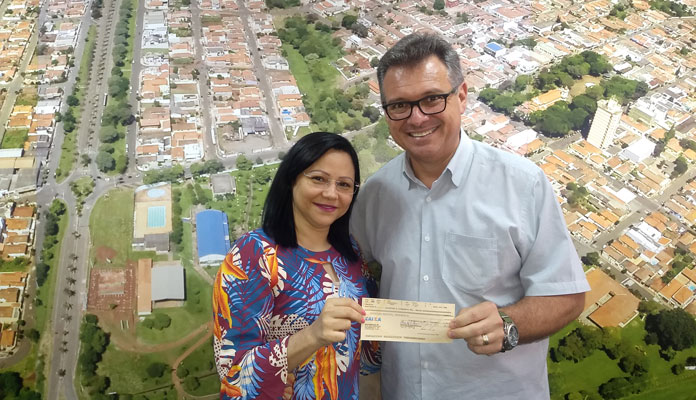  Presidente da Câmara, Elaine Alves, entrega cheque ao prefeito Fábio Zuza (Foto: Assessoria de Imprensa da PMI)