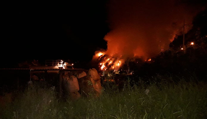  Incêndio começou por volta das 22h da última quarta-feira (30) (Foto: Caiu na Rede)