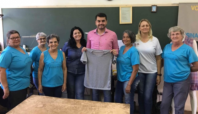 Monitoras do CEAC confeccionaram as novas camisetas (Foto: Vinícius Figueiredo)