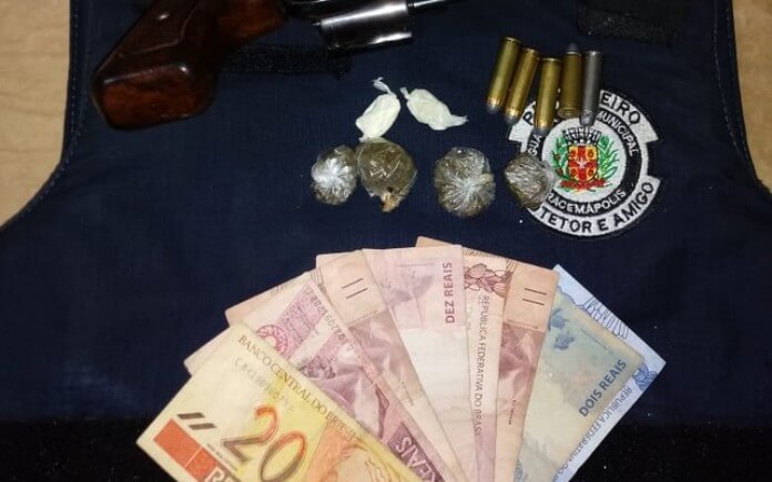 Revólver, dinheiro e drogas foram apreendidos com o adolescente (Foto: GCM Iracemápolis)