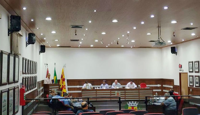  Ex-prefeito usou a tribuna para sua defesa (Foto: Câmara de Iracemápolis)