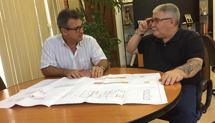 Fábio e Borba, da Engenharia, informam dados da obra: R$ 896 mil de investimento e área construída de 420,68 m² (Foto: Divulgação)