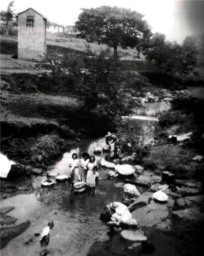 Ribeirão Cachoeirinha, onde as mulheres lavavam roupasLegenda