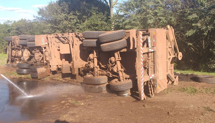 Veículo estava carregado de terra e tombou no sentido Iracemápolis - Limeira (Foto: Edijan Del Santo / Reprodução / EPTV)