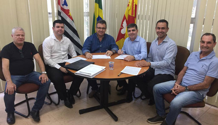 Contrato foi assinado na quarta-feira em reunião na Prefeitura (Foto: Divulgação)