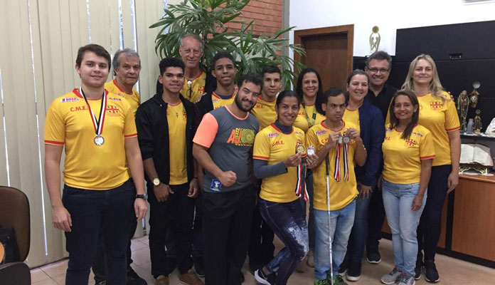 Atletas visitaram o gabinete do prefeito: conquistas em xadrez e atletismo (Foto: Divulgação)