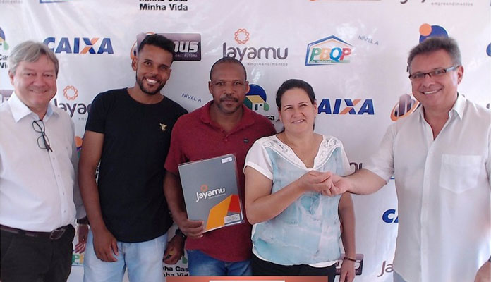 Ronaldo (proprietário da Jayamu) e prefeito Fábio Zuza com os moradores Rafael, Marcos e Edna: evento marcou a entrega das chaves (Foto: Divulgação)