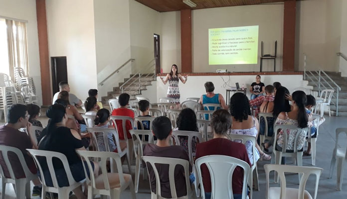 Sabrina Rosada conversa com pais e alunos (Foto: Divulgação)
