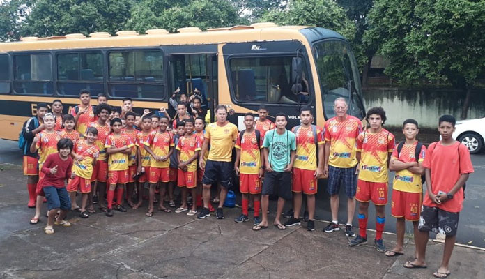 Alunos das escolinhas de futebol receberam novos uniformes para jogos na região (Foto: Divulgação)