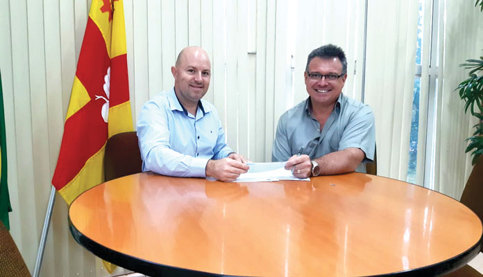 Cheque foi entregue ao prefeito na terça-feira (Foto: Arquivo Pessoal)