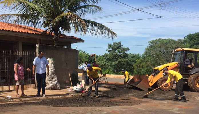 Vice-prefeito Messias acompanha trabalhos na Rua Miguel do Carmo Salvador, no Lázaro Honório, que apresentava pontos mais críticos (Foto: Divulgação)