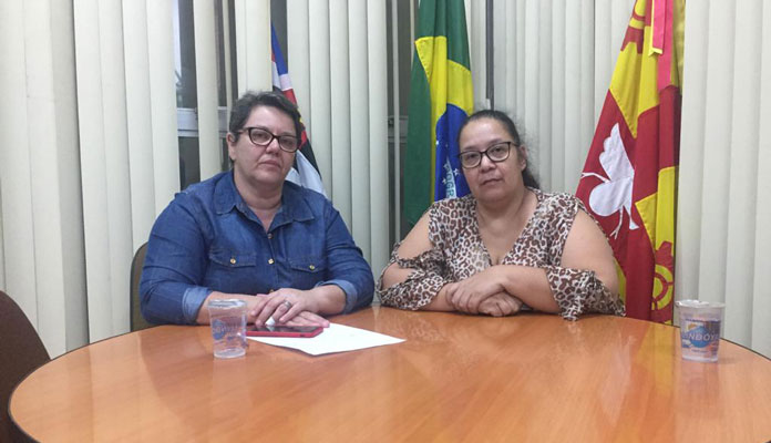 Eliane Raetano (diretora de Vigilâncias) e Geseli Alves (coordenadora
de Saúde) informam boletim oficial em 26/03 (Foto: Divulgação)
