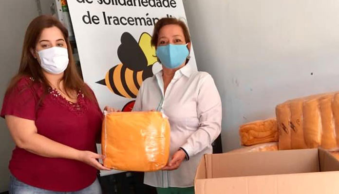 Nilta Zuza, presidente do Fundo Social, entrega peças à Aline Matteussi, representante do Lar; ação é parte da campanha Inverno Solidário (Foto: Divulgação)