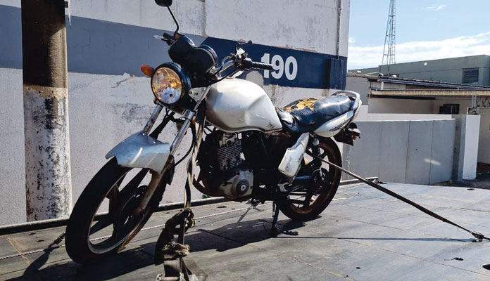 Eles usaram a moto para roubar uma bolsa feminina (Foto: G1 – Piracicaba)