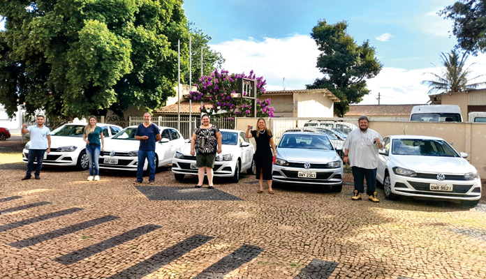 Nelita e Chicão estiveram com as equipes para recebimento dos novos carros (Foto: Assessoria de Imprensa da PMI)