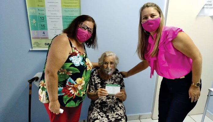 Dona Laide Blumer, de 96 anos, recebeu a vacina nesta semana (Foto: Divulgação)