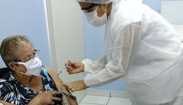 Foram vacinados 699 profissionais da Saúde e 153 idosos (Foto: Divulgação)