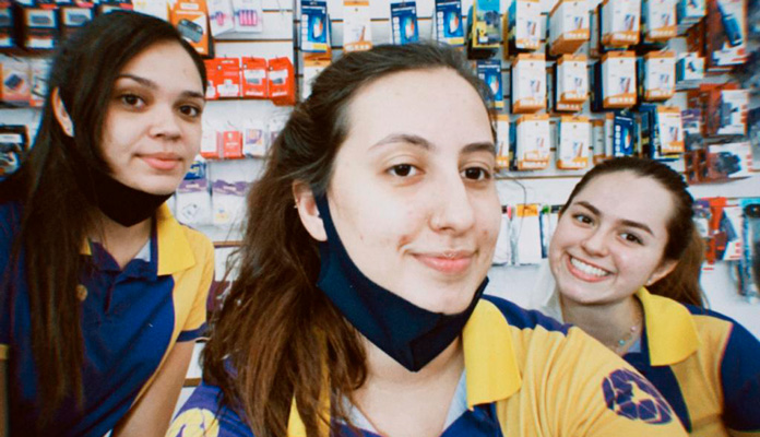 Lilian, Julia e Larissa são responsáveis pelos vídeos de divulgação da loja (Foto: Arquivo Pessoal)