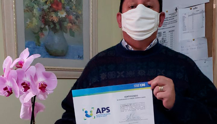 Certificado foi recebido pelo coordenador da Saúde Juvenal Baptistella Chiochetti (Foto: Divulgação)