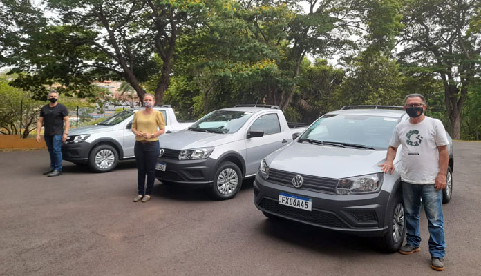 Nelita recebeu os veículos com Marcelo Menezes e Mauro de Paula, ambos do setor; carros são alugados (Foto: Divulgação)