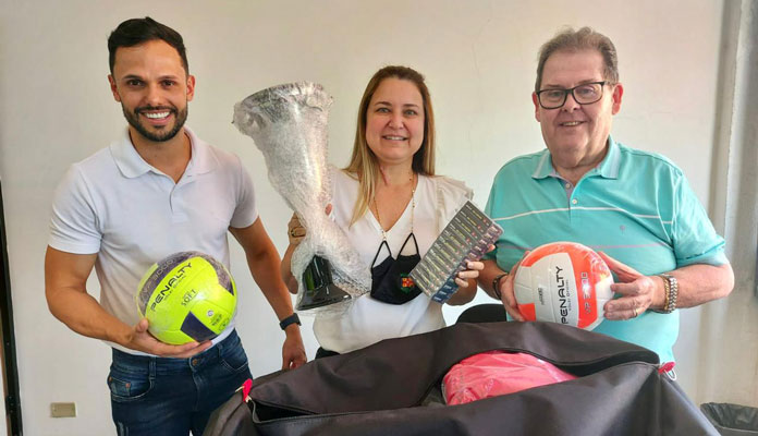 Prefeita Nelita Michel e o presidente da Câmara, Jean Ferreira, receberam um kit esportivo por meio do deputado estadual Roberto Morais (Foto: Divulgação)