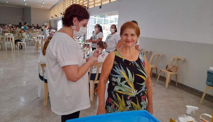 Equipes realizaram a vacinação contra a influenza e também campanha de prevenção ao câncer de boca (Foto: Divulgação)