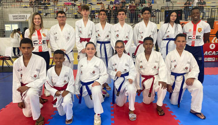 Equipe foi formada por 12 atletas e contou com a participação dos professores (Foto: Divulgação)