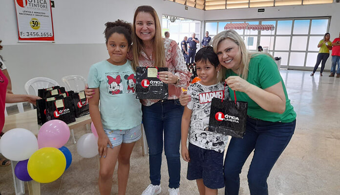 Com o apoio da empresa ArcelorMittal, município realizou entrega a alunos; todos da rede passaram por testes (Foto: Divulgação)