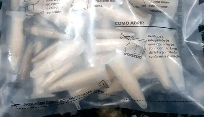 Envelopes apreendidos serviam para transportar flaconetes de cocaína (Foto: Arquivo Pessoal)
