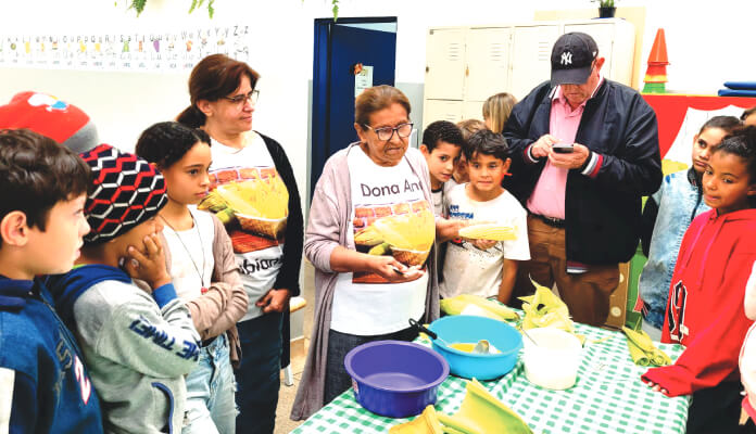 Dona Ana ensinando a receita e suas artimanhas para os alunos