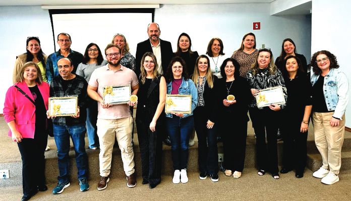 Prefeitura entrega prêmio de excelência educacional para escolas municipais
