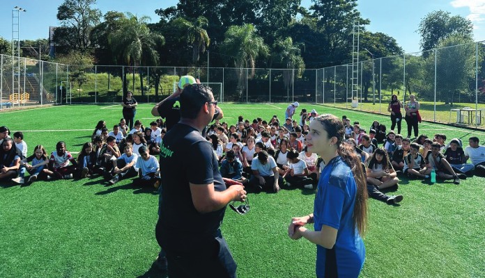 Alunos da rede municipal recebem visita de atleta da seleção brasileira de futebol de cegos